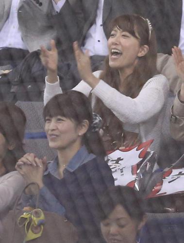 ＜日本・オランダ＞試合を観戦する沢村夫人の麻季さん（左）と里田まい