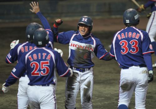 ＜ＪＲ東日本・Ｈｏｎｄａ＞延長１０回１死満塁から走者一掃の三塁打を放ち、送球ミスの間に生還したＨｏｎｄａ・多幡（左から３人目）
