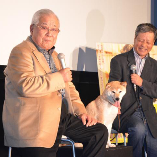 映画「ひまわりと子犬の７日間」のトークイベントに登場した野村克也氏（左）と劇中に登場した柴犬のイチ、ドッグトレーナーの宮忠臣氏