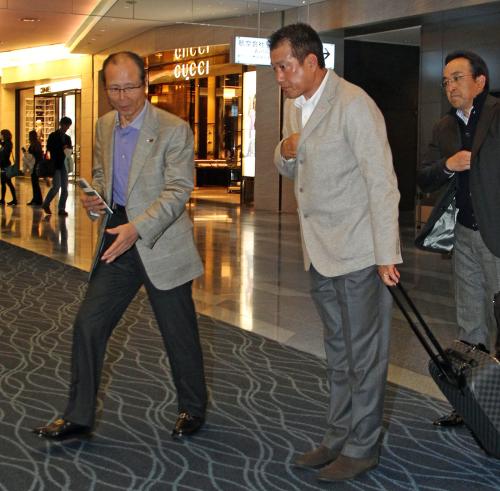侍ジャパンの試合を観戦するために羽田空港から渡米するソフトバンク・王球団会長（左）と巨人・原監督