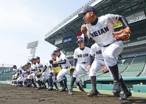 選抜高校野球大会の甲子園練習が始まり、グラウンドへ駆けだす龍谷大平安ナイン