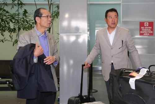 サンフランシスコ空港に到着した王会長（左）と原監督