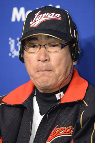 試合後の記者会見で、悔しそうな表情を浮かべる山本監督