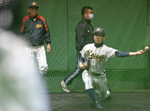 鈴木悠太は若林亨監督（左）が見つめる中、投球練習する