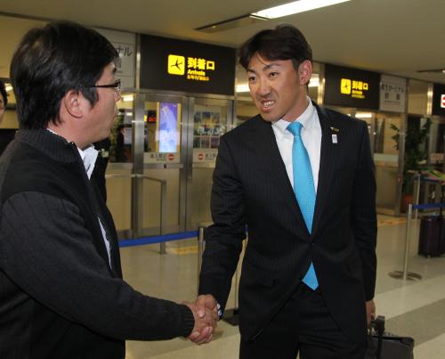 福岡空港に到着し球団スタッフの出迎えを受ける内川