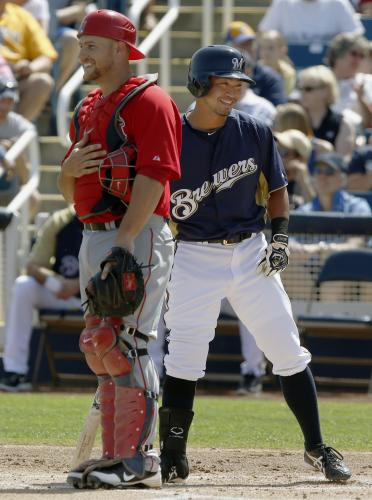 エンゼルス戦の１回、三塁塁審が投球を判定することになり、球審不在のバッターボックスで苦笑いするブルワーズ・青木（右）