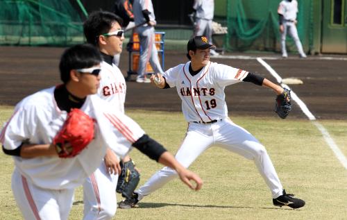 ２３日先発予定の菅野（右）は、（左から）内海、沢村と並んでキャッチボールを行う