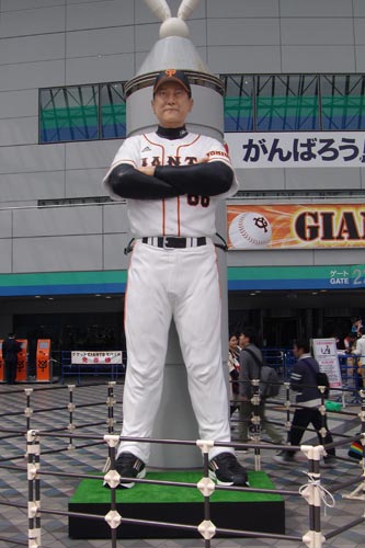 東京ドームの２２番ゲート前に登場した、高さ４メートルの巨大な巨人・原監督