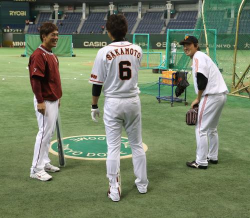 ＜巨・楽＞試合前に話す（左から）松井、坂本、長野