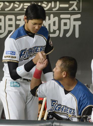試合後にベンチでタッチを交わす、ともに安打を放った日本ハム・大谷（左）と中田
