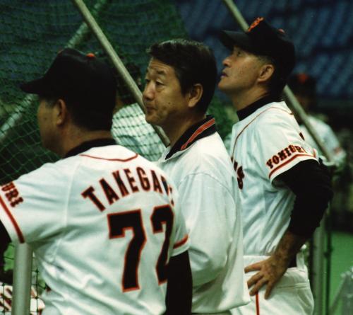 ９５年６月、広島との試合前、長嶋監督（右）、武上コーチ（左）と話す萩原氏
