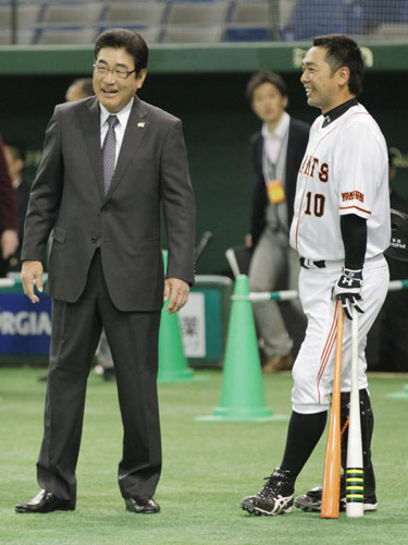東京ドームを訪れた山本監督（左）は巨人・阿部と談笑する