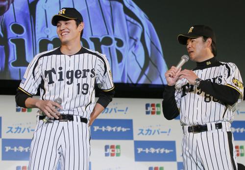 開幕前イベントで笑顔を見せる阪神・藤浪（左）と和田監督