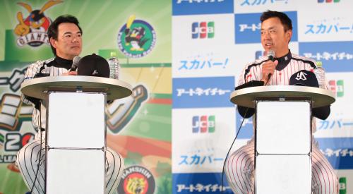 ６球団監督によるパネルディスカッションで開幕戦について語る阪神・和田監督（左）とヤクルト・小川監督