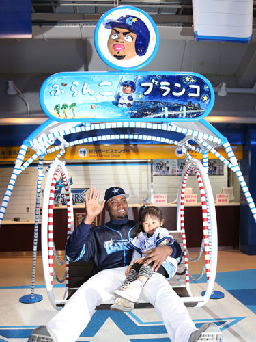 ファンの子供と一緒に横浜スタジアムに特設されるぶらんこに乗るＤｅＮＡ・ブランコ