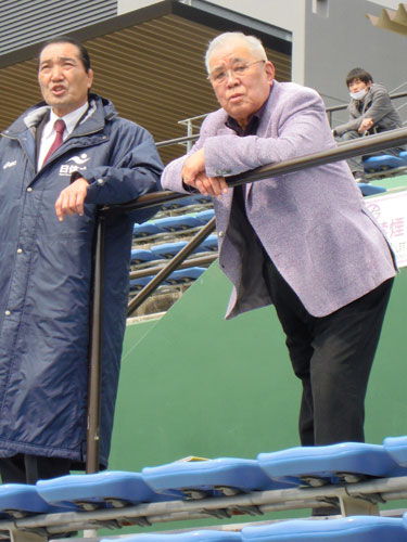 ジャイアンツ球場を訪れた野村氏（右）。左は日体大・松浪理事長