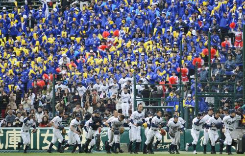 甲子園初勝利を挙げた山形中央ナインに声援を送る応援団