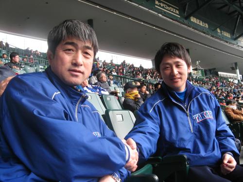 甲子園のスタンドで観戦した高田高校の佐々木監督（左）と伊藤部長