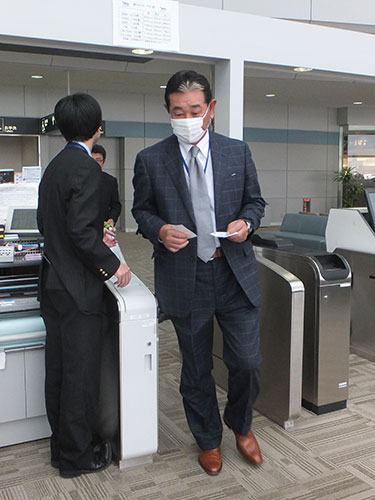 マスクをして仙台空港から福岡空港に向かう楽天・星野監督