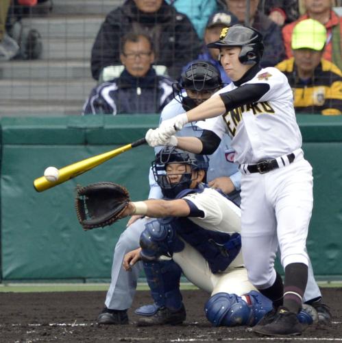 ＜大阪桐蔭―遠軽＞１回裏遠軽２死三塁、柳橋が二塁へ同点の内野安打を放つ。捕手森友