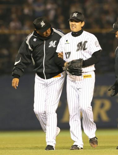 ＜ロ・オ＞６回、安達の打球を足に受けたロッテ・成瀬（右）は斉藤コーチに付き添われベンチに下がりそのまま降板