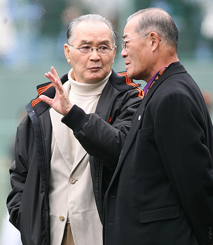 ２００７年２月、巨人キャンプを訪問した長嶋茂雄氏（左）と張本勲氏