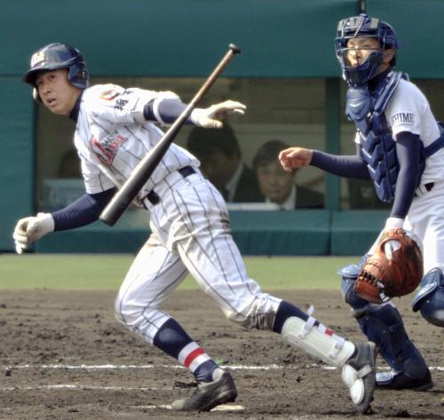 浦和学院―済美　８回裏浦和学院１死満塁、西川が左越えに走者一掃の適時二塁打を放つ。捕手金子