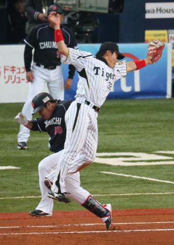 ＜神・中＞５回２死二塁、代打・中田亮の三ゴロをコンラッドが一塁に悪送球。阪神・新井良（右）がジャンプするも捕れず