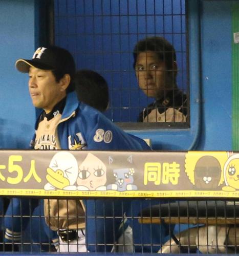 ＜ロ・日＞出場機会なく試合を終えた日本ハム・大谷（右）と渋い表情の栗山監督