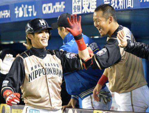 ６回、満塁本塁打を放ち、中田（右）とタッチする日本ハム・陽岱鋼