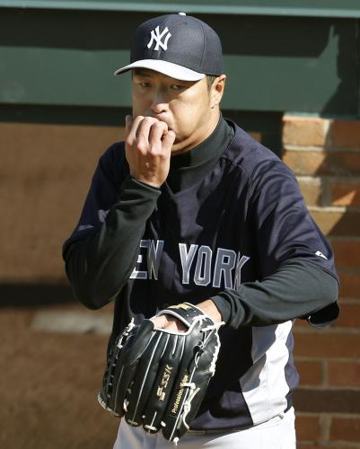ブルペンでの投球練習中に、右手中指を気にするヤンキース・黒田