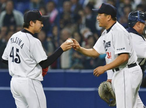 田島（左）からウイニングボールを受け取る、最年長先発勝利のプロ野球記録を更新した中日・山本昌