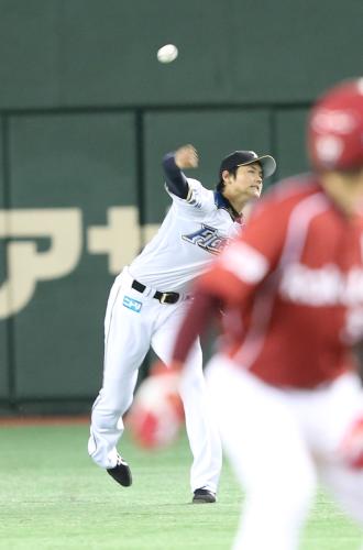 ＜日・楽＞５回１死満塁、松井稼の飛球を捕った日本ハム・大谷が本塁に矢のような送球。三塁走者は動けず