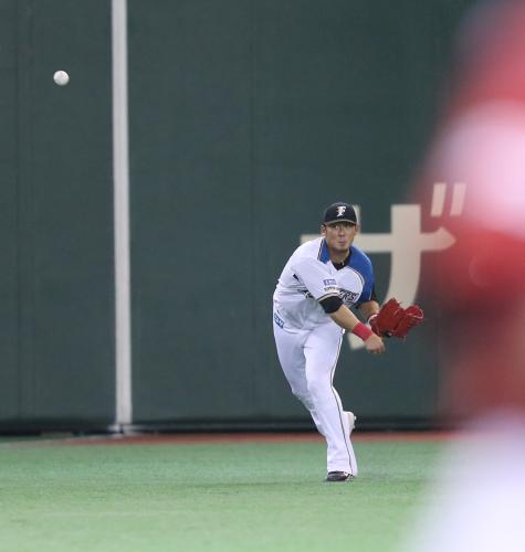 ＜日・楽＞４回２死一、二塁、松井稼の左前打を捕った中田が本塁に好返球