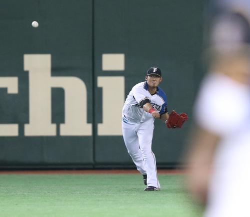 ＜日・楽＞３回無死三塁、松井稼の飛球を捕った中田が本塁に送球