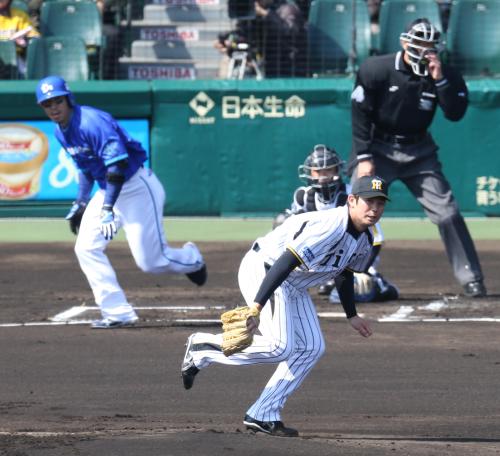 １回１死二塁、多村（左）に中前適時打を打たれる岩田