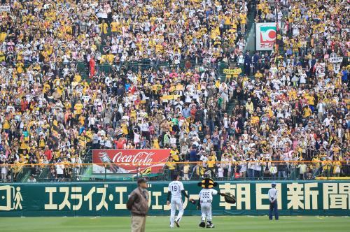 ＜神・Ｄ＞応援ボード掲げて大歓声で藤浪を迎える阪神ファン