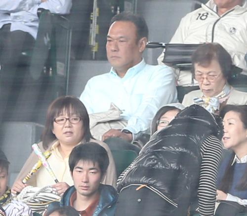 ＜神・Ｄ＞甲子園で観戦する藤浪の父・晋さんと母・明美さん（左端）