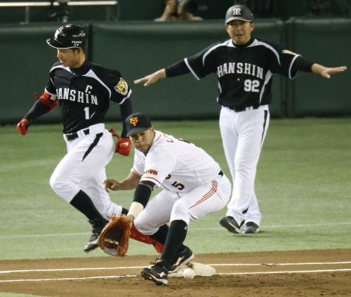 １回阪神無死一、二塁、鳥谷（左）の遊ゴロで併殺を狙った寺内が一塁に悪送球し先制。一塁手ロペス