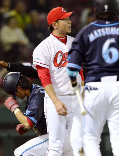 １０回、打者松本（６）のとき、暴投でＤｅＮＡ・石川（左）に勝ち越しの生還を許し悔しそうな広島・今村