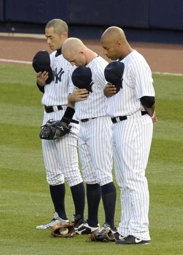 試合前に、ボストン連続爆破テロの犠牲者に黙とうをささげるヤンキースのイチロー（左）ら
