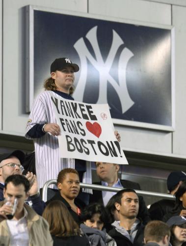 ヤンキース―ダイヤモンドバックス戦のスタンドで、連続爆破テロのあったボストンを応援するメッセージを掲げるヤンキースファン