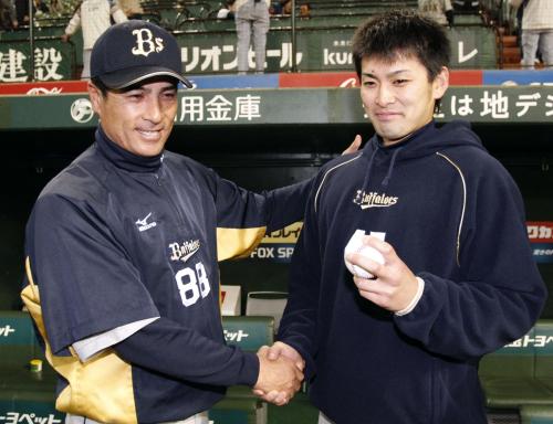 プロ初勝利のウイニングボールを手に森脇監督（左）と握手するオリックス・海田
