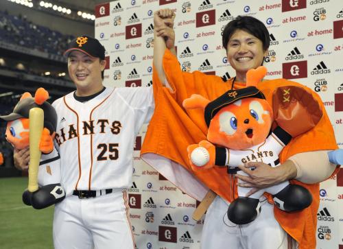 阪神に連勝し笑顔でポーズをとる、２本塁打を放った巨人・村田（左）と今季初勝利の杉内