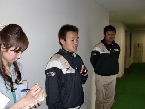 日本ハム・武田久は実戦復帰登板後に報道陣に対応