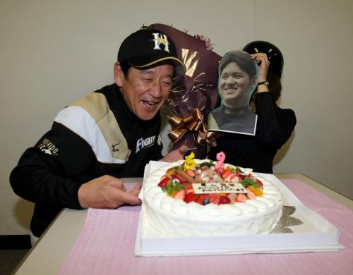 大田にも祝福？報道陣から贈られた誕生日ケーキのろうそくの火を吹き消す日本ハムの栗山監督