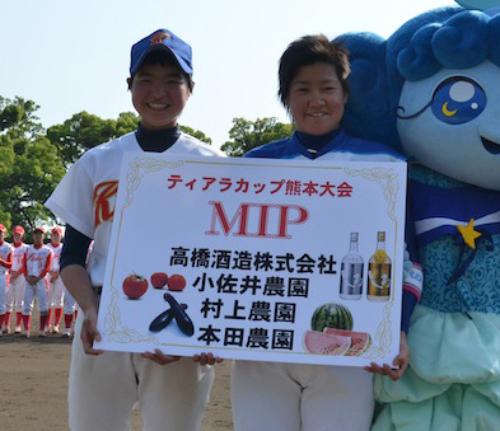 女子野球ＭＩＰ賞に輝いたディオーネ・田中幸夏（右）