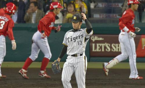 ３回、広島・広瀬に走者一掃の二塁打を許した阪神先発の榎田