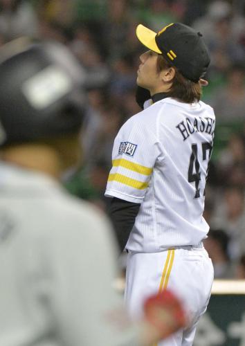４回、西武・坂田（手前）に満塁本塁打を浴びたソフトバンク・帆足