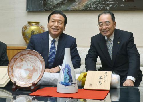 石川県能美市の酒井市長（右）から記念品を贈呈された松井氏の父昌雄さん